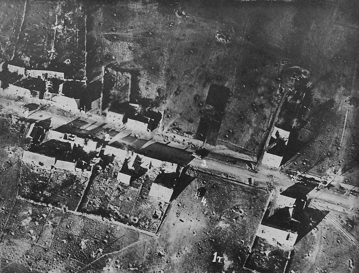 Den i samband med tankslaget vid Cambrai som stridernas brännpunkt ofta omnämnda byn Fontaine. Siffrorna bectecknar engelska pansartanks. Fotografi taget av en tysk spaningsflygare.