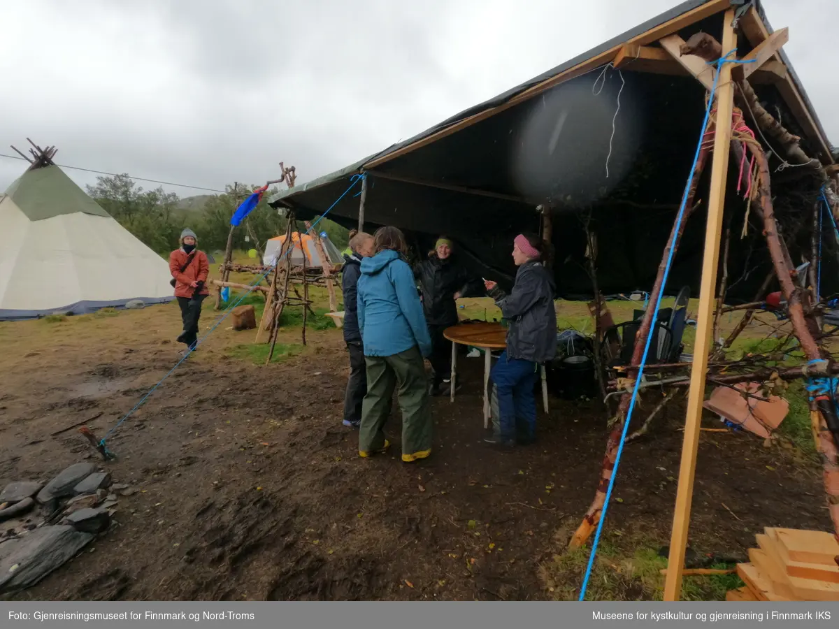 Protestleiren på Markoppneset i Finnmark i 2021. Protestbevegelsen mot dumping av gruveavfall i Repparfjorden har samlet seg og har etablert et teltleir. Bildet er del av en serie som dokumenterer leiren og omgivelsen i området. Alle avbildete personer har gitt sitt samtykke.