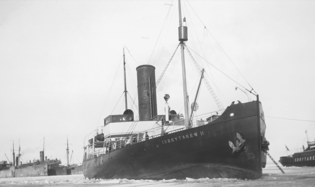 ISBRYTAREN II (sedermera SANKT ERIK) under Ålandsexpeditionen 1918. I bakgrunden tyska transportfartyg.