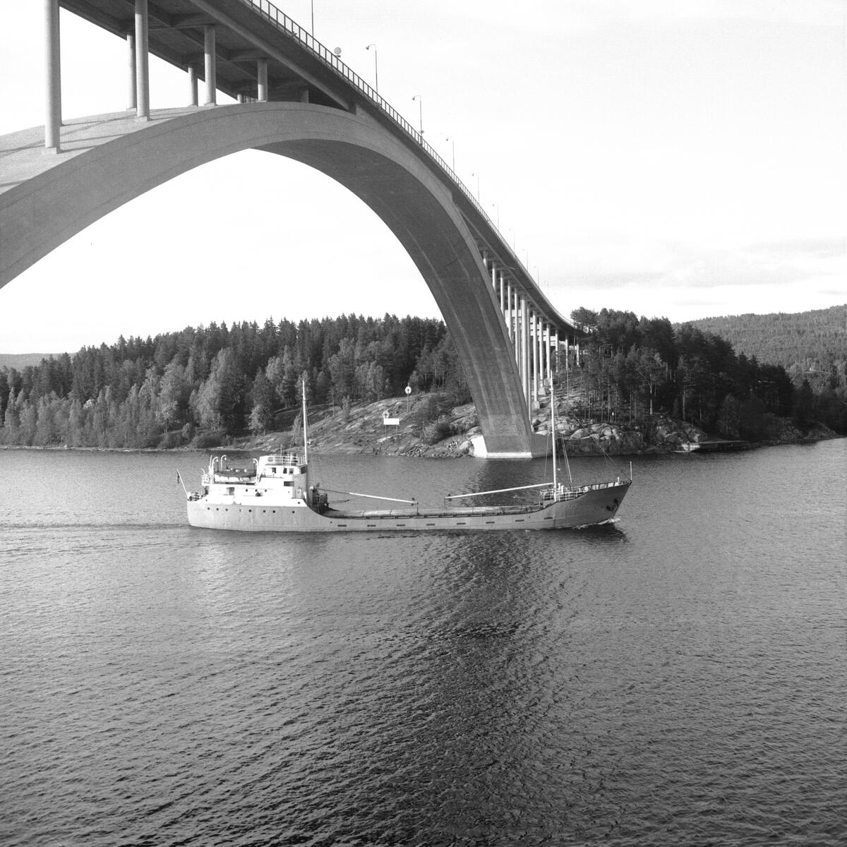 Fartyget Ulvö vid Sandöbron

