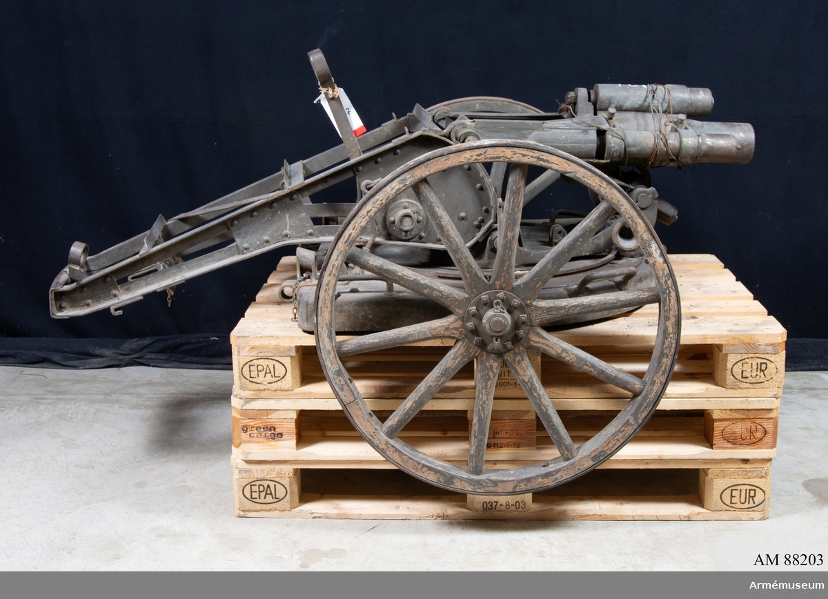 Grupp E X b.
7,5 cm granatkastare med flackbanelavett, Tyskland. I lavett på hjul.