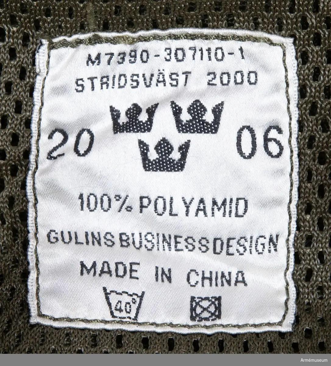 Stridsväst M 7390-307110-1
Tillverkad 2006 av Gulins businessdesign, Kina.
100% polyamid.
Bälte-stridsväst M 7390-307500-3
Tillverkad 2002 av Sacci Ryggsäckar AB, Vietnam.
100% polyamid.
På stridsvästen och vidhängande bälte hänger fyra löstagbara fickor och två löstagbara dricksflaskor.