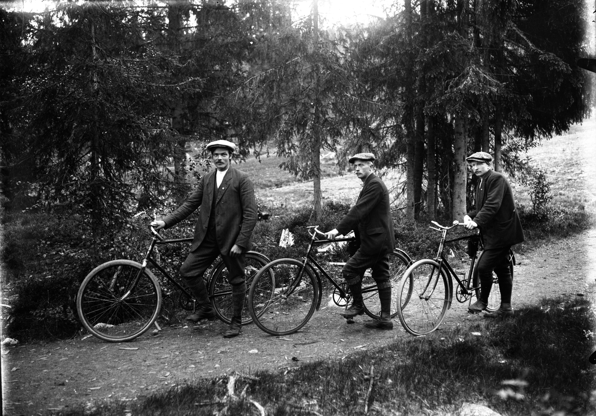 Portrett av 3 menn med sykkel. fv. Vilhelm Groland, Ole Theodorsen Grorud, og Halvor Kjølnes.

Fotosamling etter fotograf og skogsarbeider Ole Romsdalen (f. 23.02.1893).