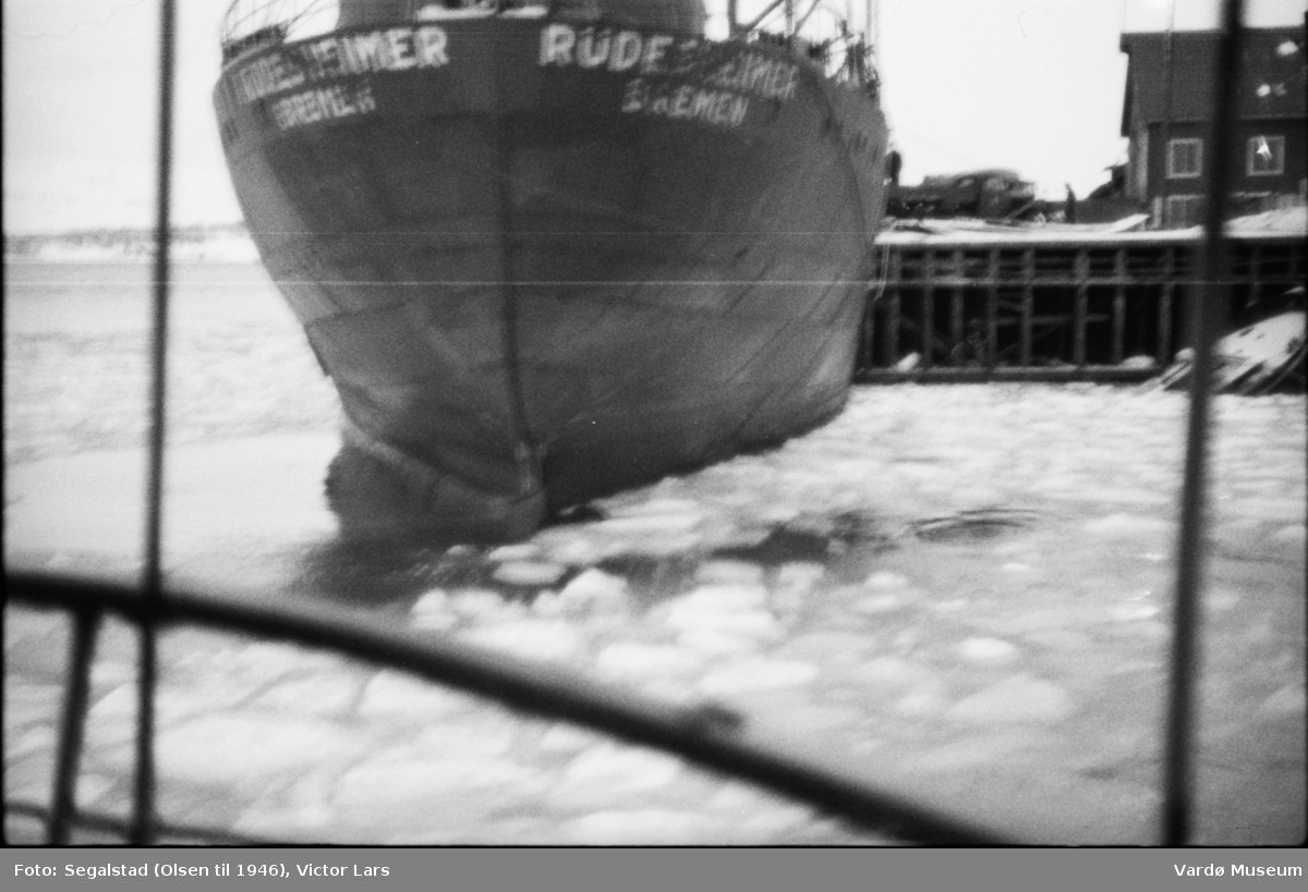 Tysk skip ved havn under 2. verdenskrig, antatt i Vardø