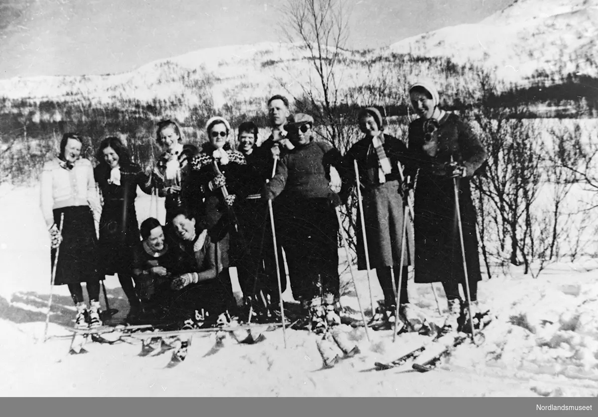 Menn og kvinner på skitur i Hogndalen.