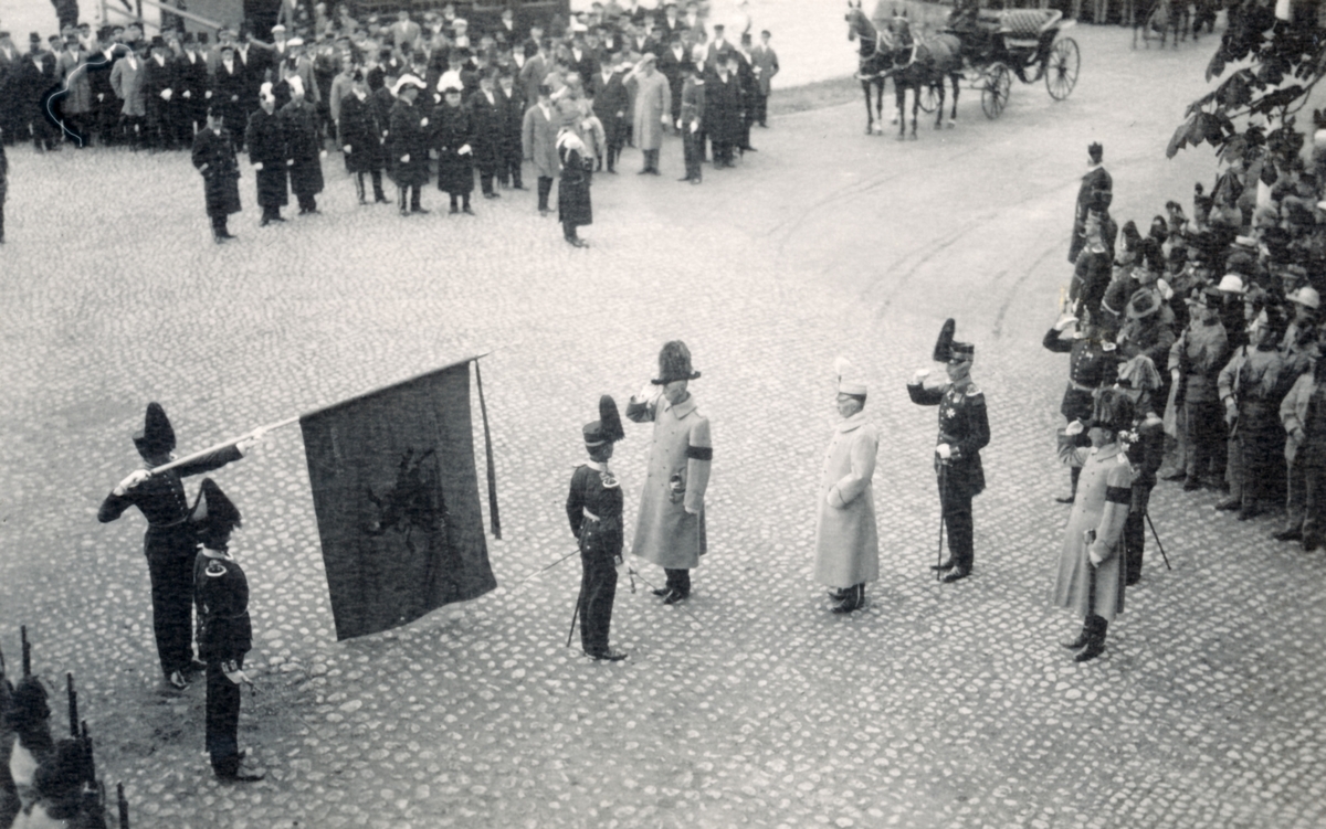 Strängnäs den 6 juni 1923

HM Konungen hälsar egementets fana.
Prins Eugen snett till höger och regementschefen snett bakom prinsen.