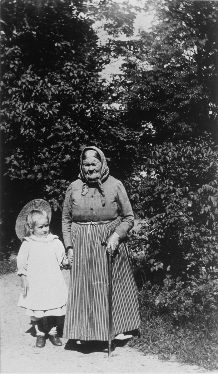 Kvinna med barn i herrgårdsparken i Gysinge. Foto omkring 1900.