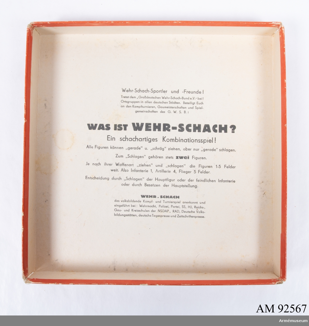 ”Wehrschack TAK-TIK”. Bräde av uppfodrad kartong och pjäser av plast. Märkt ”Wehrmacht-Model 12”. Tyskland, Andra världskriget.