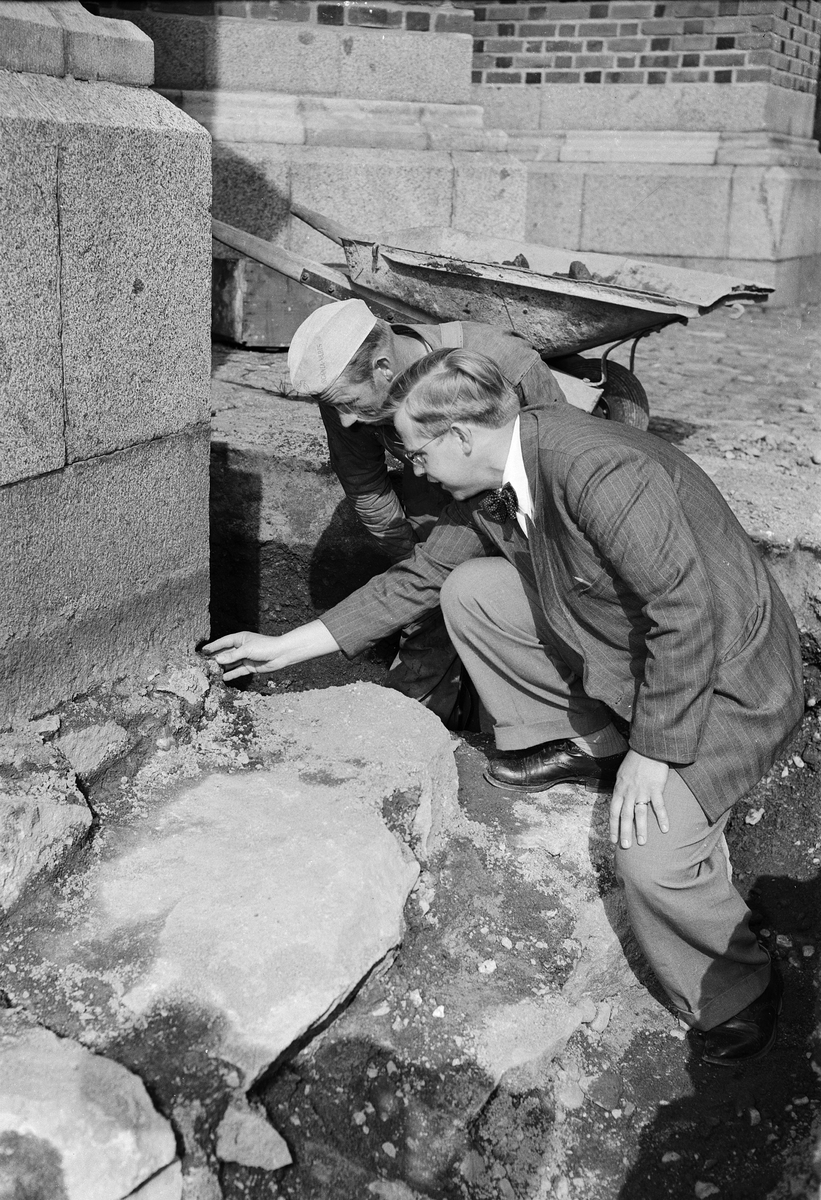 Grävschakt utanför Uppsala domkyrka 1951
