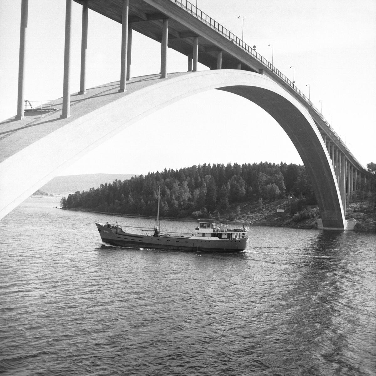 Fartyget Senior vid Sandöbron

