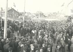 Avslutning av 17. mai-toget på kirkeplassen. Ca. 1916