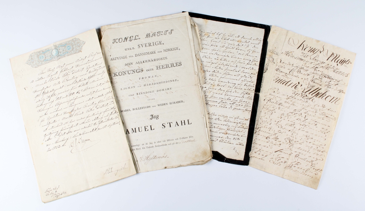 Diverse handskrivna handlingar, tillhörande Nils Branting som arbetade som "expeditions-kronofogde". Nils Branting avled 1 september år 1856. Handlingarna rör befordringar, gårdsköp, tacksägelsebrev för hans första hustru mm.

Se även BM 6694, 9663-9665