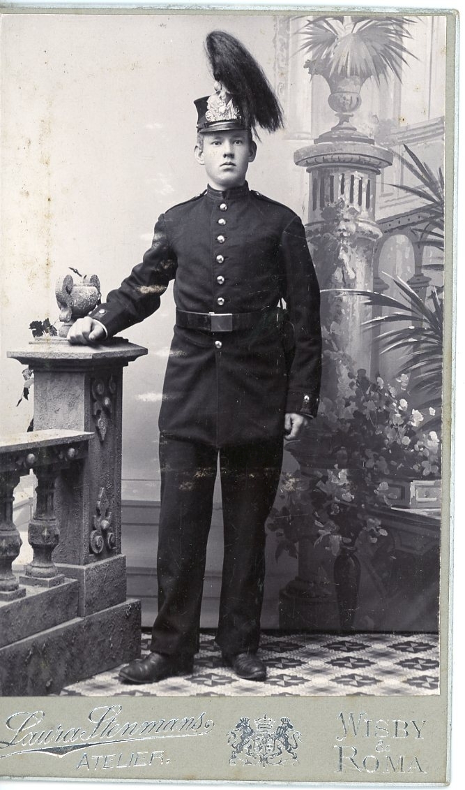 Kabinettsfotografi av en ung man i militär uniform.