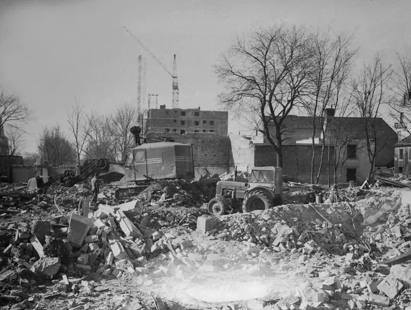 Grävskopa Och Traktor Vid Rivning På Gamla Söder, 1950-tal - Örebro ...