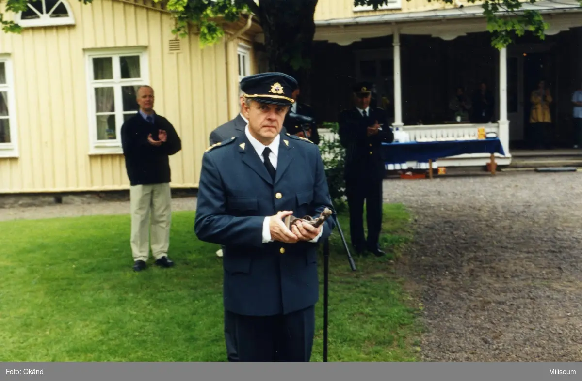 6 juni 2001, Västra lägret, Skillingaryd. Major Jens Andersson, platschef Skillingaryd. Göran Svensson, Vaggeryds kommun, i bakgrunden till vänster.