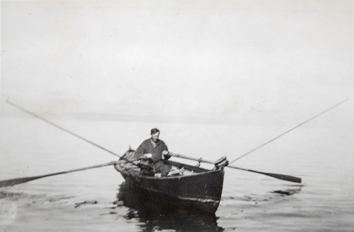 Johan A. Fuglesang ute på Mjøsa med båten, og han var en ivrig mjøsfisker.  Bildet er tatt i 1934, og fotograf var hans daværende forlovede og senere hustru Anna Andersen Nygård.