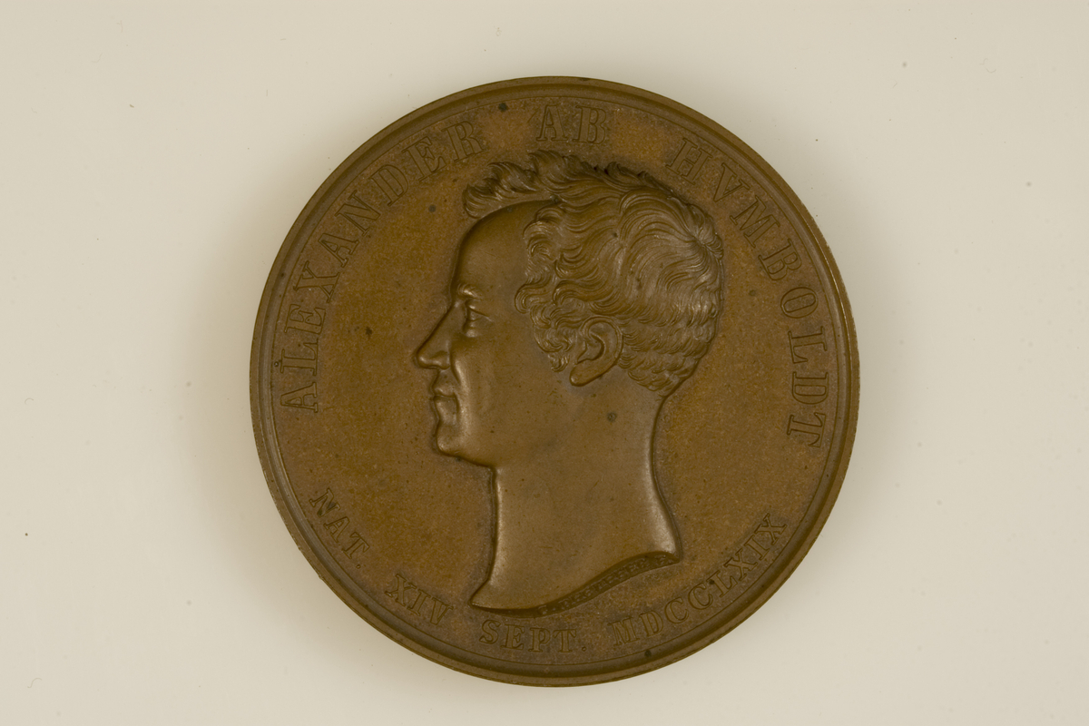 Motiv advers: Naturvitenskapsmannen Alexander von Humboldt i profil mot venstre.

Motiv revers: Tekst omgitt av eikekrans.