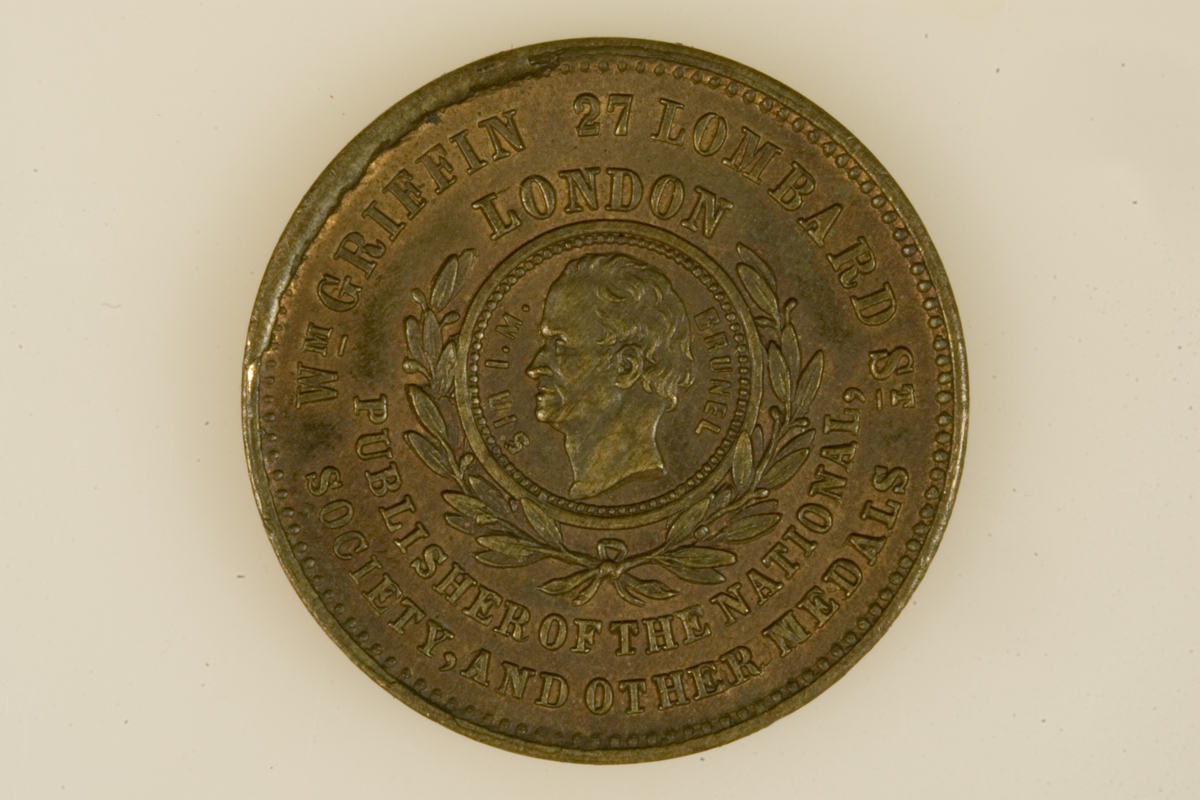 Motiv advers: Sir Isambart Marc Brunel i profil mot venstre. Medaljongen omgitt av laurbærgrener.

Motiv revers: Tunellen under Themsen.