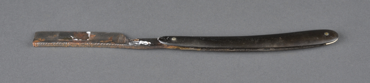 Form: Tradisjonell
Kniv brukt til å fjerne skjegg.