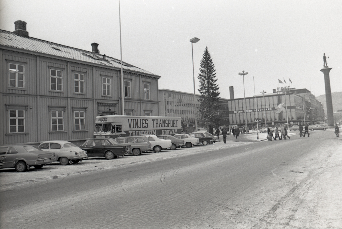 Flyttebil fra Vinjes transport står utenfor Hornemannsgården. Trondheim torg med juletre i bakgrunnen.