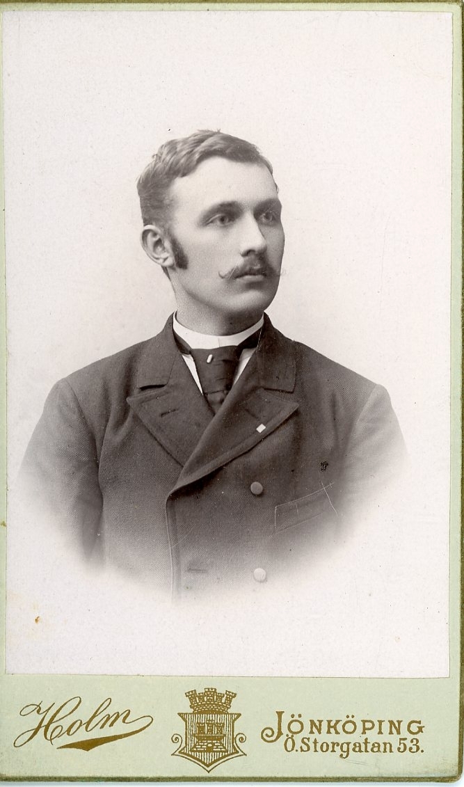 Kabinettsfotografi av en ung man med mustasch.