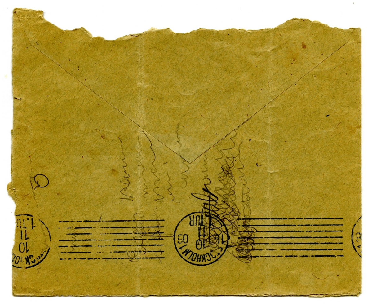 Kuvert 1906-11-09 från okänd till John Bauer, bestående av tre sidor skrivna på fram- och baksidan av ett vikt pappersark. Huvudsaklig skrift handskriven med svart bläck samt blyerts. Kuvertets har rivits av i kanterna för att bilda ett mittenuppslag, vilket täckts av skisser i blyerts.  
.
BREVAVSKRIFT:
.
Sida 1
[Rött frimärke SVERIGE 10 ÖRE och postsämpel -KXP No 25 9 11 1906]
Konstnären
Herr John Bauer
Norrtullsgatan 27 A
(Ellqvist)
Stockholm
.
[Sida 2]
[Diverse skisser]
.
[Sida 3]
[Två poststämplar med texten: Stockholm 19 10 11 06, 1 TUR]
[Oläslig text]
