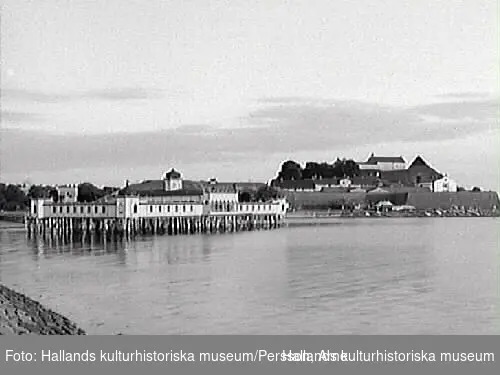 Fästningen och kallbadhuset fotograferat från hamnpiren efter att badhuset under 1996-1997 restaurerats till sitt utseende vid uppförandet 1903.