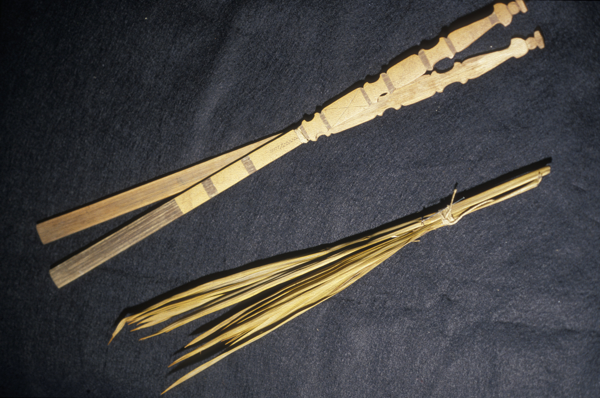 En sivprøve av "Spear-grass", og et sago-redskap, sivblader og bambus; prøven er fra New Zealand, redskapet fra Ny Guinea