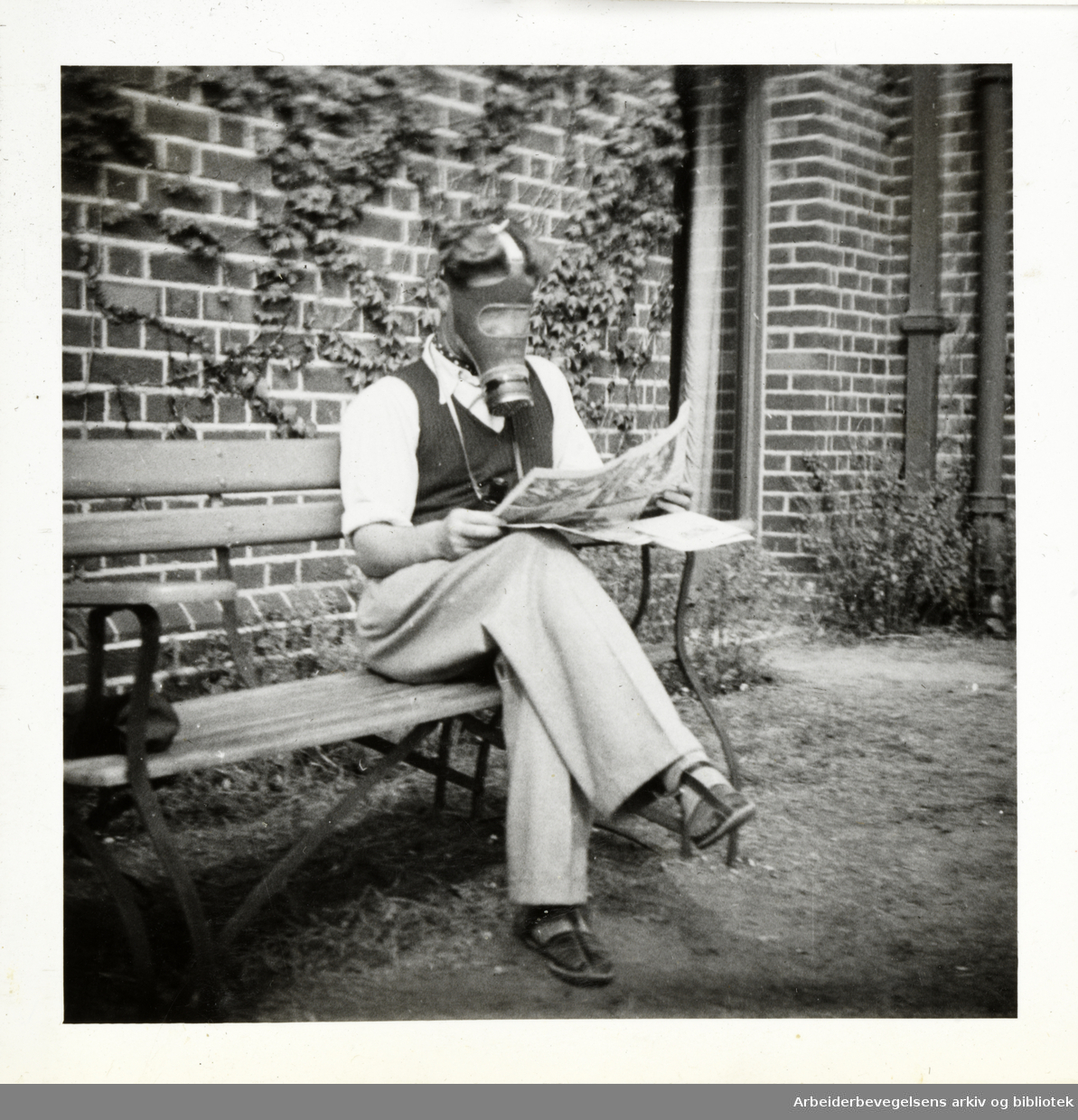 Fra Johan Nygaards Album. Antagelig er dette Kristian Nygaardsvold som leser avisen. På eiendommen til huset Little Park som Johan Nygaardsvold med flere fra regjeringen leide 1940-1941.