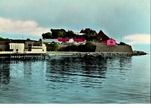 Vykort, "Varberg. Kallbadhuset och fästningen". Bild 1 är svartvit och bild 2 är handkolorerad.