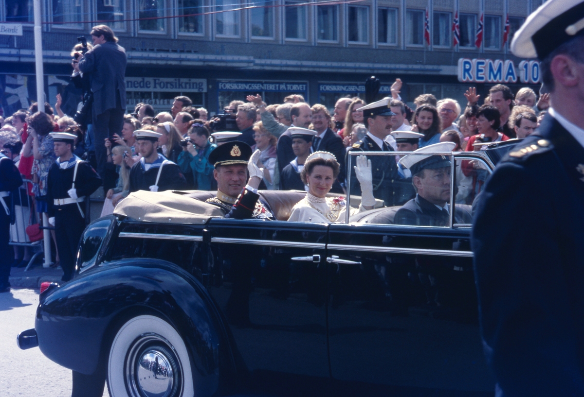 Kongefamilien passerer Trondheim torg i åpen bil etter signingen.