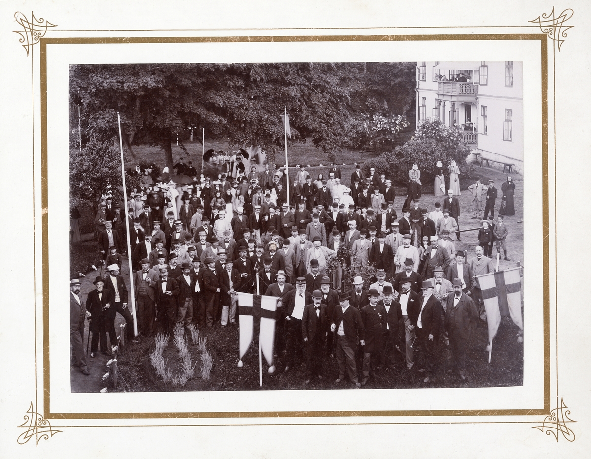 Ordensbröderna i "Myran" (O.F. M:n) samlade på Evedal, i slutet av 1890-talet. I förgrunden till höger står borgmästare
K.H. Bergendahl och läroverksadjunkt A. Forsberg. Bakom borgmästaren häradsskrivare C.A.O. Lindqvist (i uniform), landssekreterare G.W. Granqvist och rektor H.S. Cederschiöld. Längst till höger syns direktör August Gustafsson.