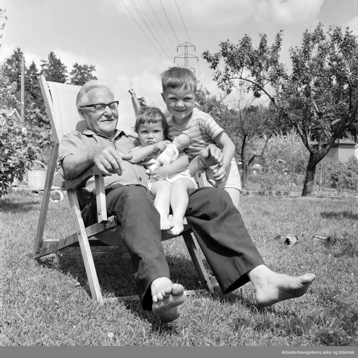 Solvang Hagekoloni. Farfar Viggo Halvorsen med barnebarna Karianne og Kaj. Juni 1966