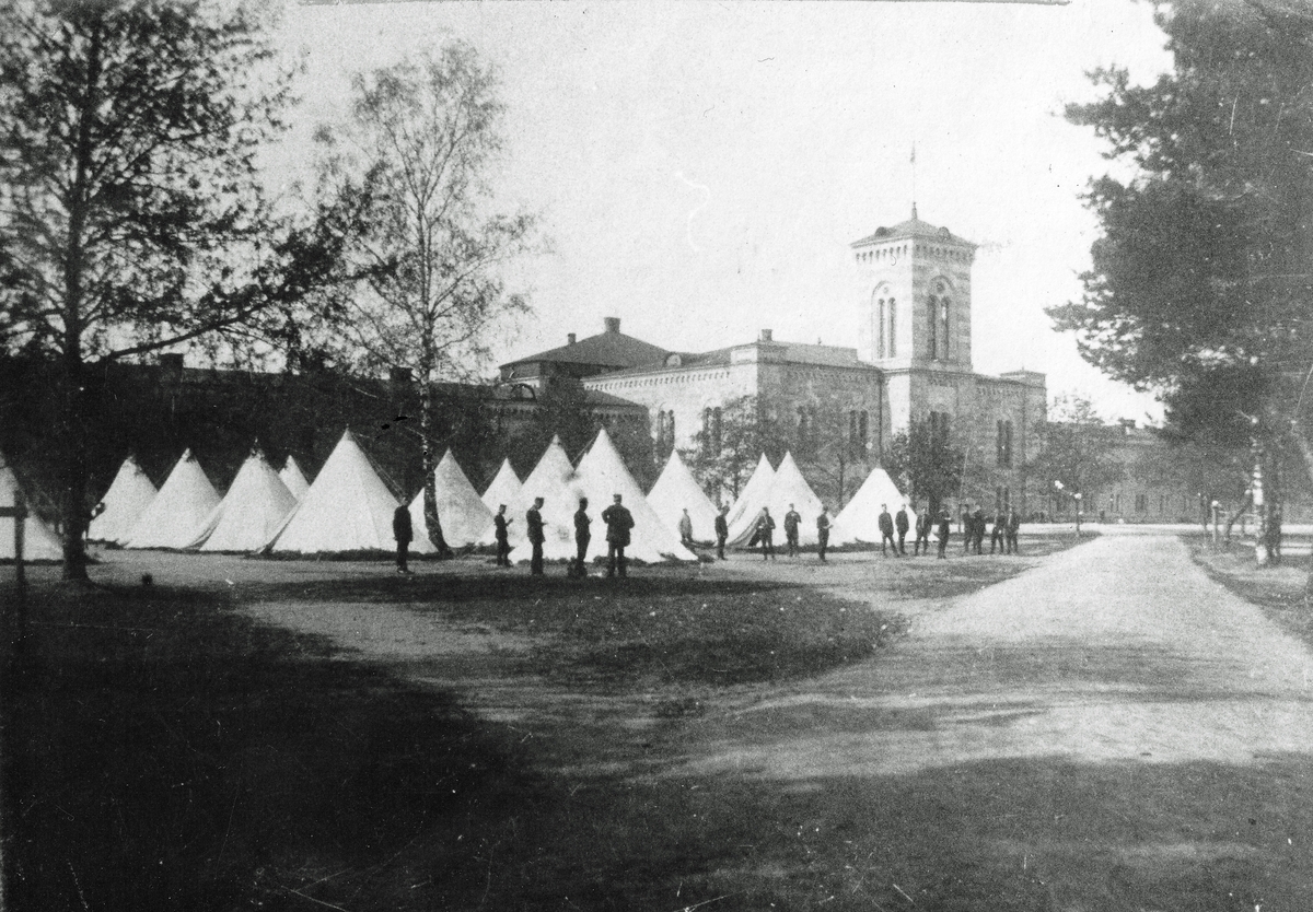 T 2, Karlsborg 1900. Fästningskyrkan i bakgrunden.