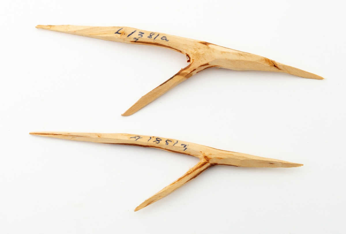 To fiskekroker (kopier). Fiskekrokene er laget av bjørk. De er kopier av einerkroker fra Karasjok i Tromsø museum. I museets katalog står det: "1381 a/b (Nord. Mus. nr. 69. 779). 2 fiskekroker av tre, med snøre. Brukes til lakefiske. Krokene har vært påsatt en line, oppbevart i skrin av tre. a: L 7, 8 cm, snøre 87 cm. b: Lengde 7, 5 cm, snøre 85 cm. Fra Sitsajavre. Ink. av jegermester Senzelius 1891. Dep. fra Nordiska Museet". Nr. 69. 779. 
Professor Ørnulf Vorren, Tromsø har laget disse to kopiene.