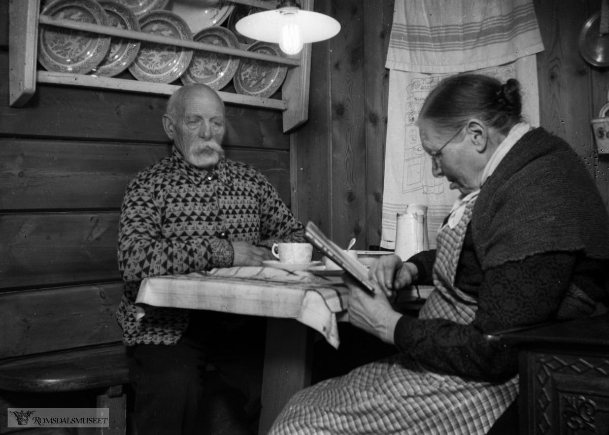 Sara og Peder Haukebø på kjøkkenet sitt på Bjørset.."Peder og Sara"."Film fra Bjordal"