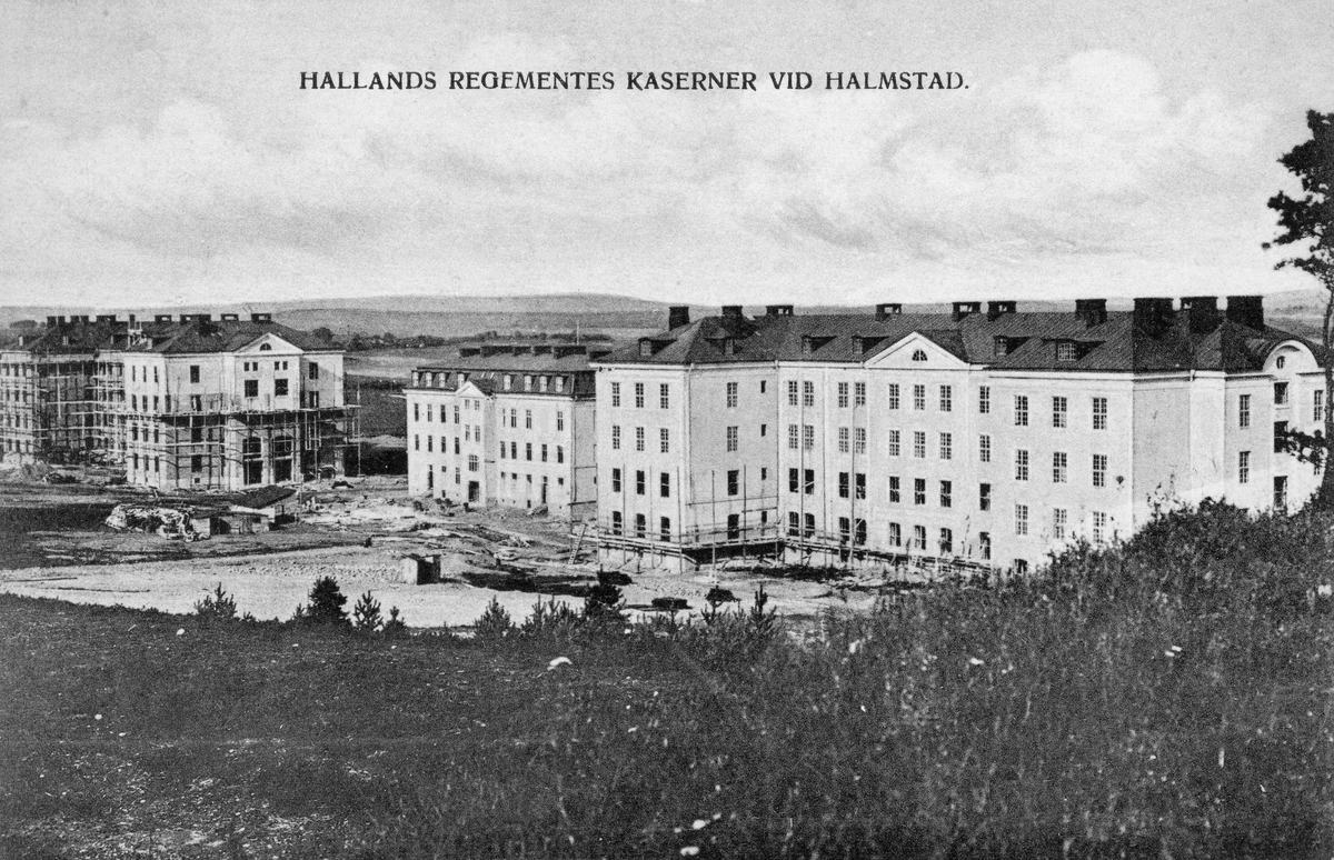 Brevkort, "Hallands Regementes kaserner vid Halmstad.", daterat nyårsafton 1905. Bilden visar kasernerna för Hallands regemente I16 under uppbyggnad. Anläggningen stod klar 1906 men invigdes inte förrän i oktober 1907.