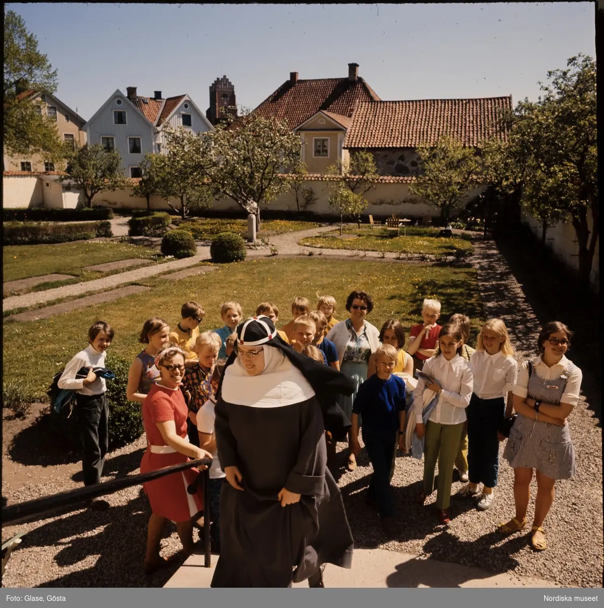 Vadstena, Birgitta-systrarna. En nunna och en grupp barn.