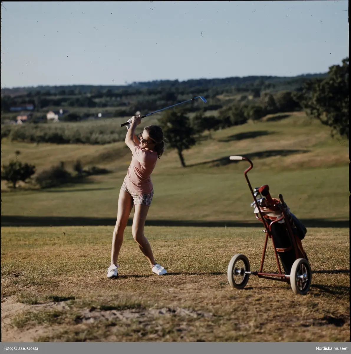 Golfbanan i Baskemölla. En kvinna slår.