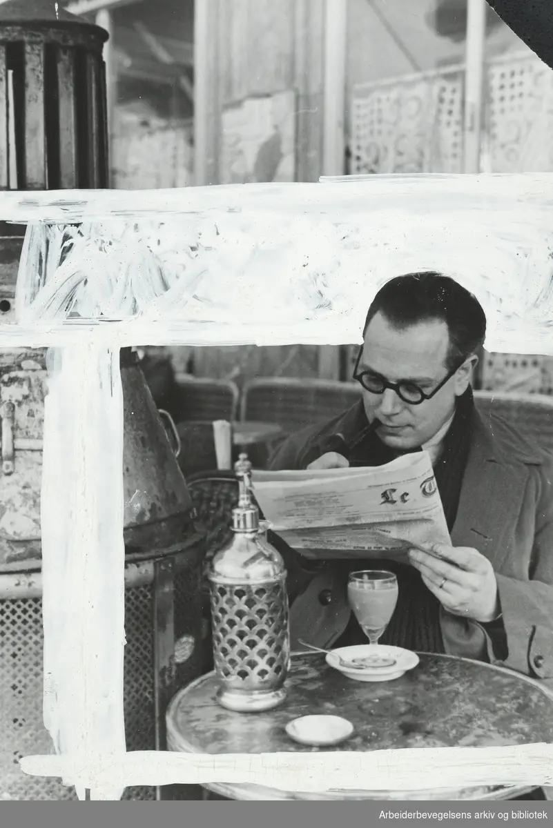 Den tyske journalisten Wolf Franck på Café du Dôme, Paris. Omtrent 1935. Arbeidermagasinet/Magasinet for Alle.
