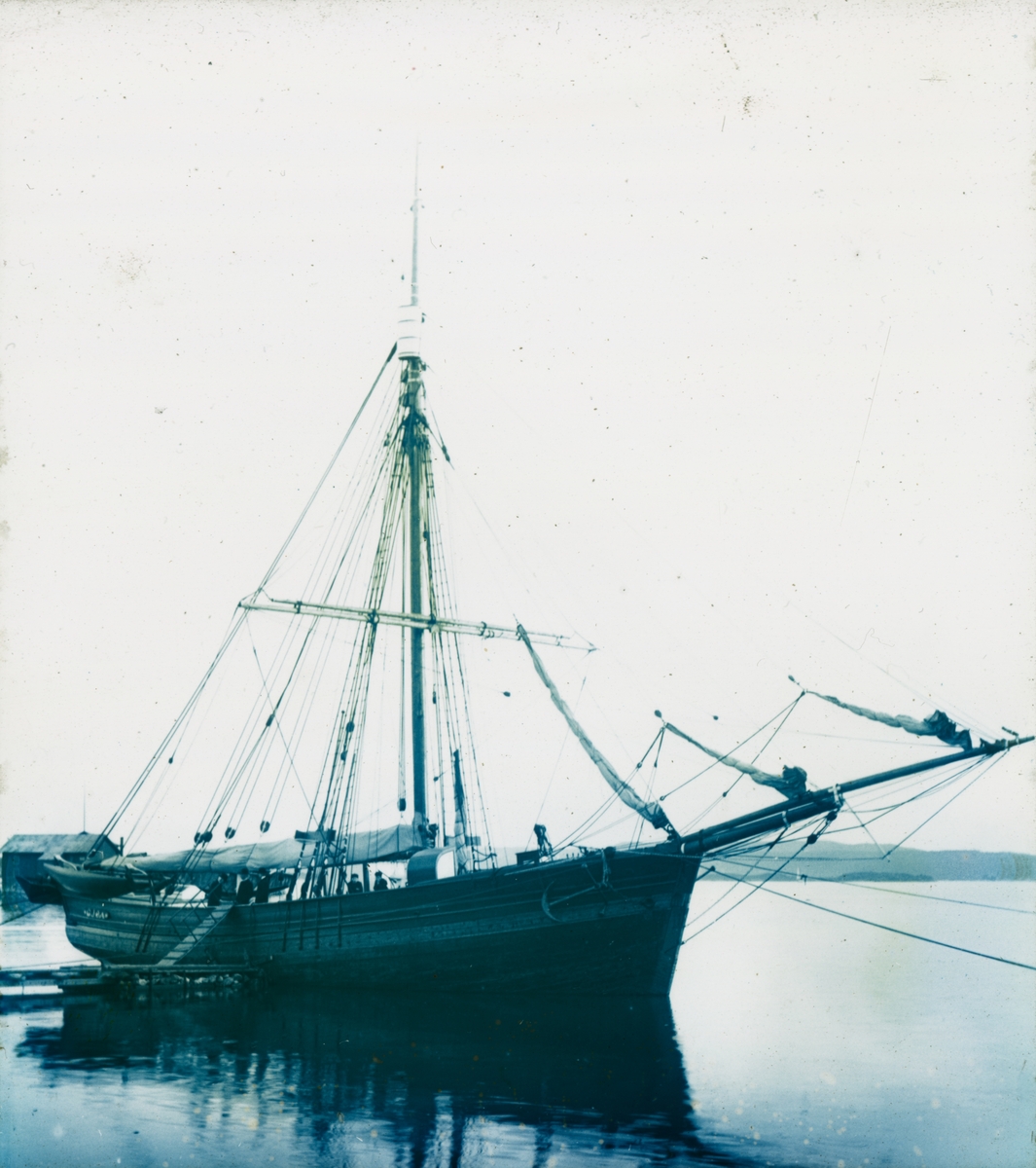 Håndkolorert dias. Ishavsskuten og ekspedisjonsskipet Gjøa. «Gjøa» var det første fartøyet som seilte gjennom Nordvestpassasjen. Med et mannskap på seks, under ledelse av Roald Amundsen, nådde skuta Stillehavet i 1906, etter en reise på over tre år.