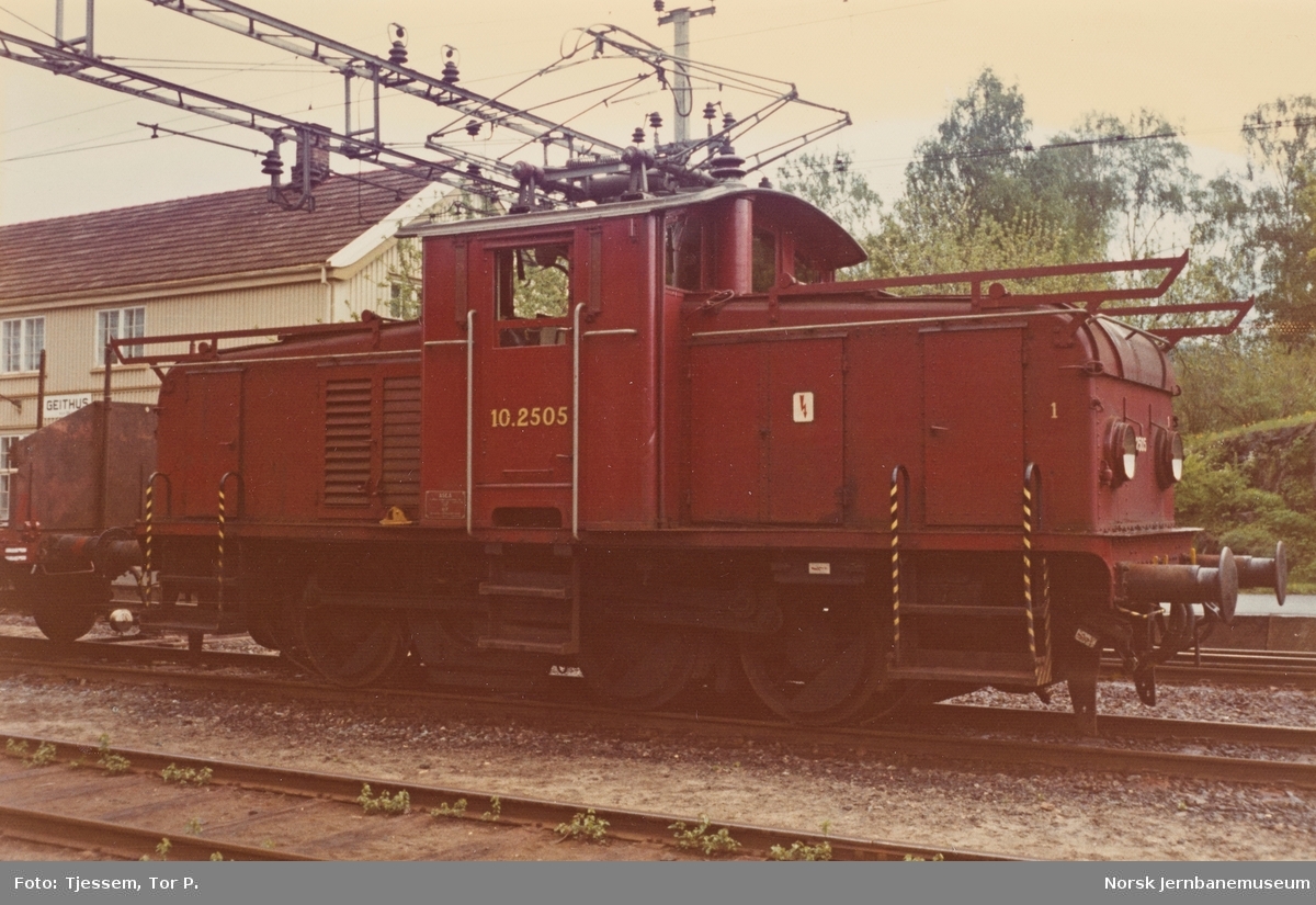 Elektrisk lokomotiv El 10 2505 med godstog på Geithus stasjon