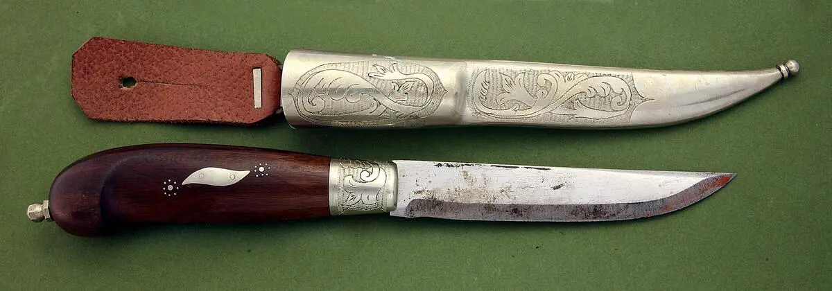 Typical knife by Hedenberg, made in silver and birch with embellishments. Trampling, acantus roses and inlays.