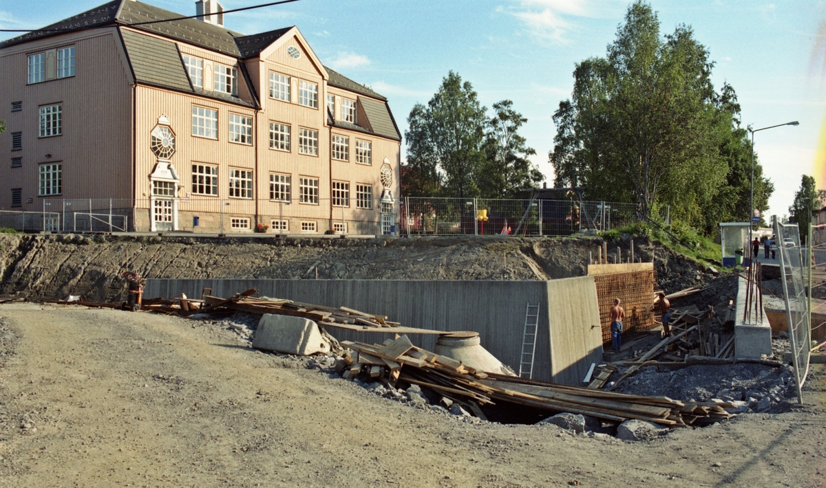 Oversiktsbilde. Strømsveien 88 Sagdalen skole. Skolebygget mot Strømsveien er bygget i 1919. Anleggsarbeid bygging av fotgjengerundergang