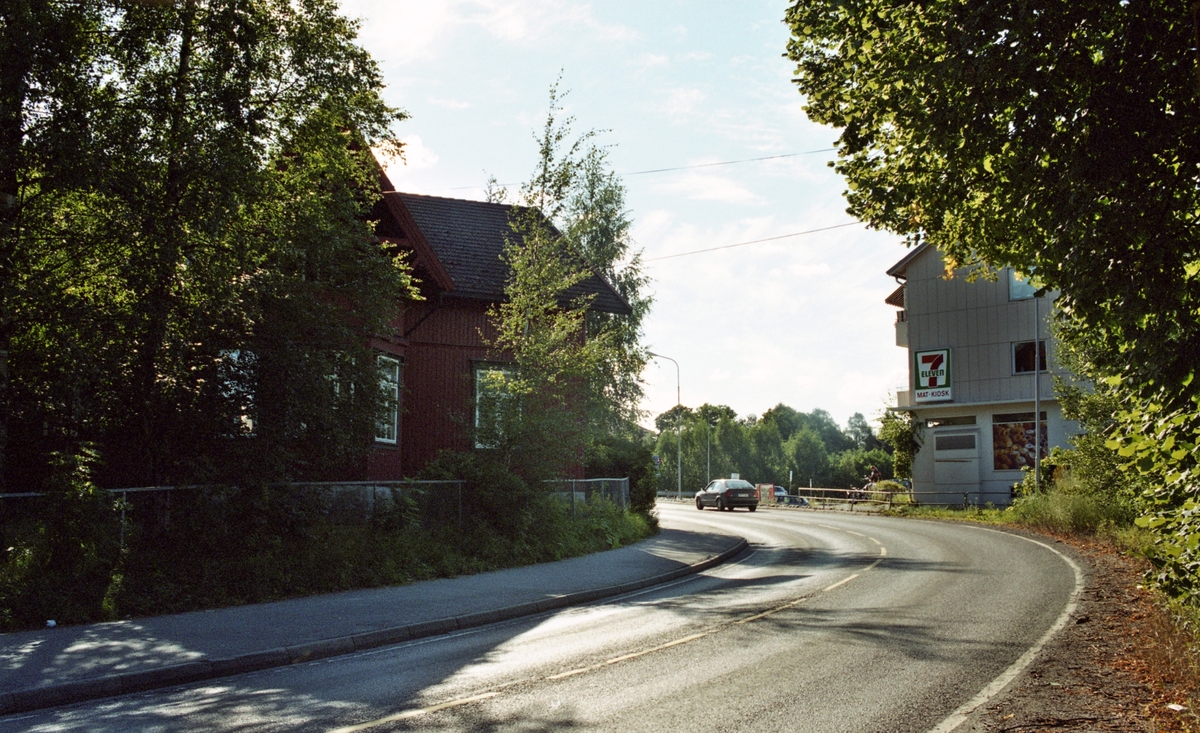 Strømsveien 140 Oversiktsbilde. Ryens hus. Bygget i 1890 av Magnus Ryen som startet Gisledal Uldvarefabrikk. Hagen ble i 1911 delt på hver sin side av den nye Strømsveien