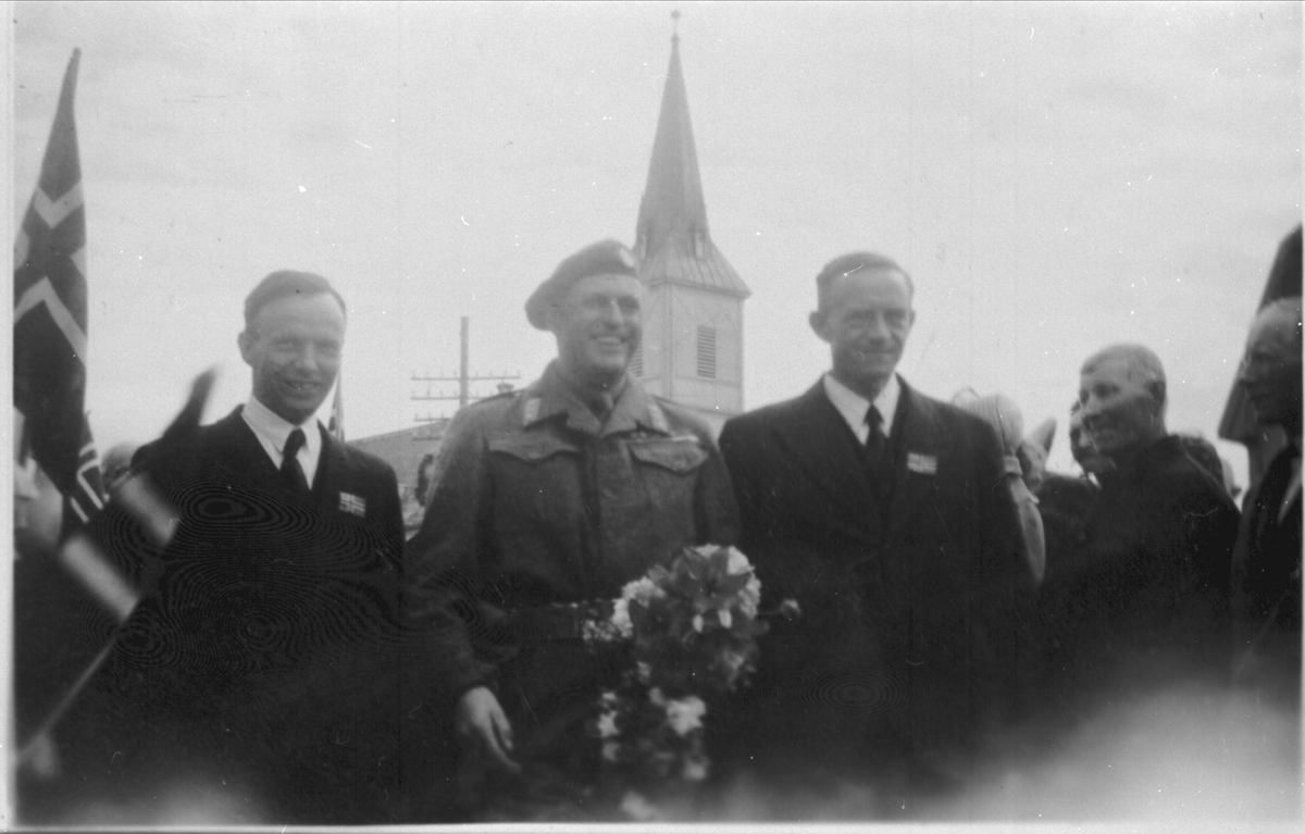 Daværende kronprins Olav besøker Evenskjer 24. juni 1945.