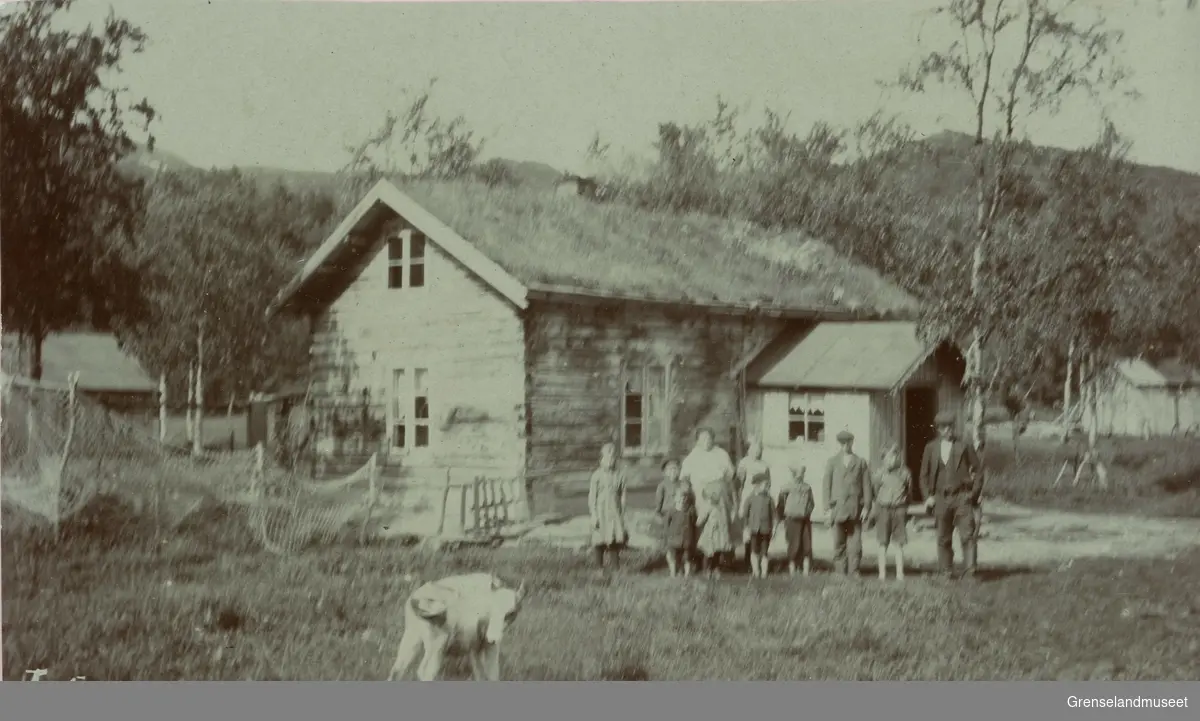 Grense Jakobselv i Sør-Varanger.
Gården Bjørnstad rundt år 1918/1919. 