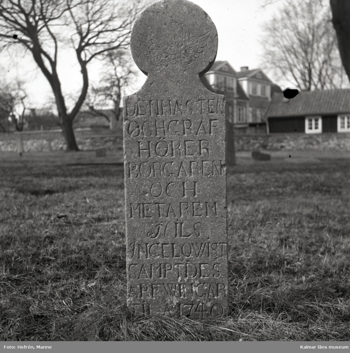 Två gravstenar på Halltorps kyrkogård över borgaren Nils Ingelqwist samt en okänd person med maka.
