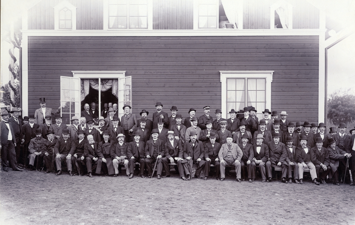 Järnvägens invigning, Åseda 1902.
Ett antal herrar har samlats för ett gruppfoto utanför järnvägsstationens gavel.