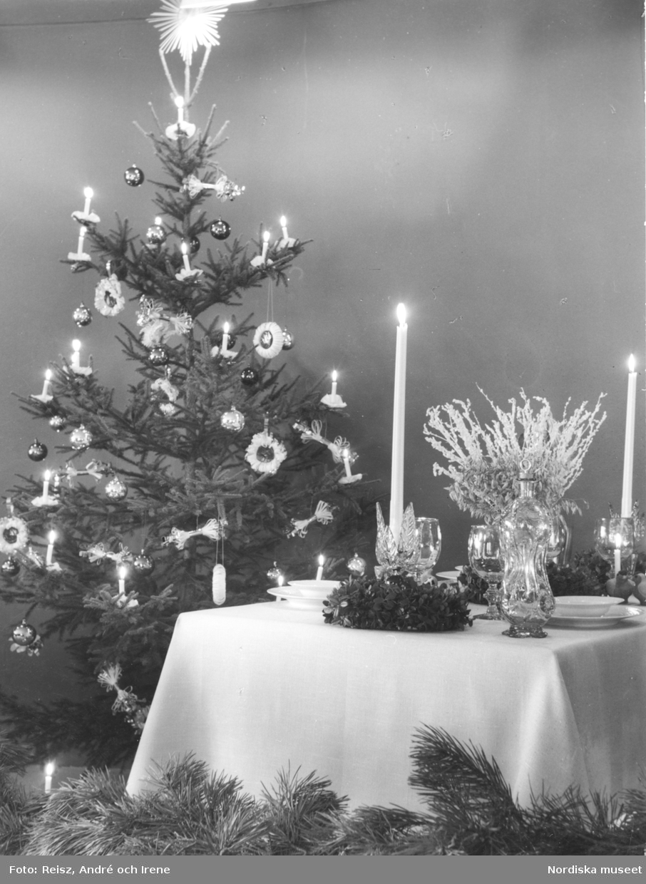 Stockholm. Julbord och klädd julgran på Skansen.